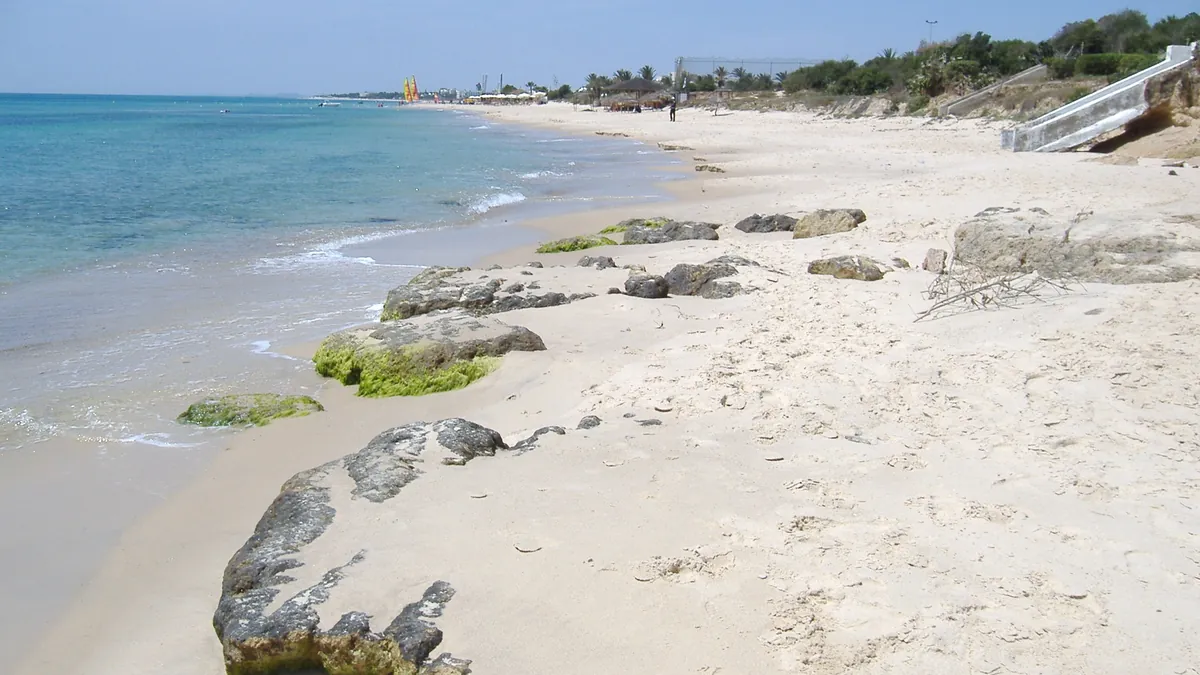 La costa sabbiosa tra Hammamet e Nabeul affacciata sul Mediterraneo