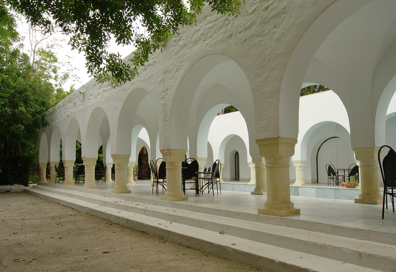 Porticato ad archi affacciato sul giardino di Dar Sebastian