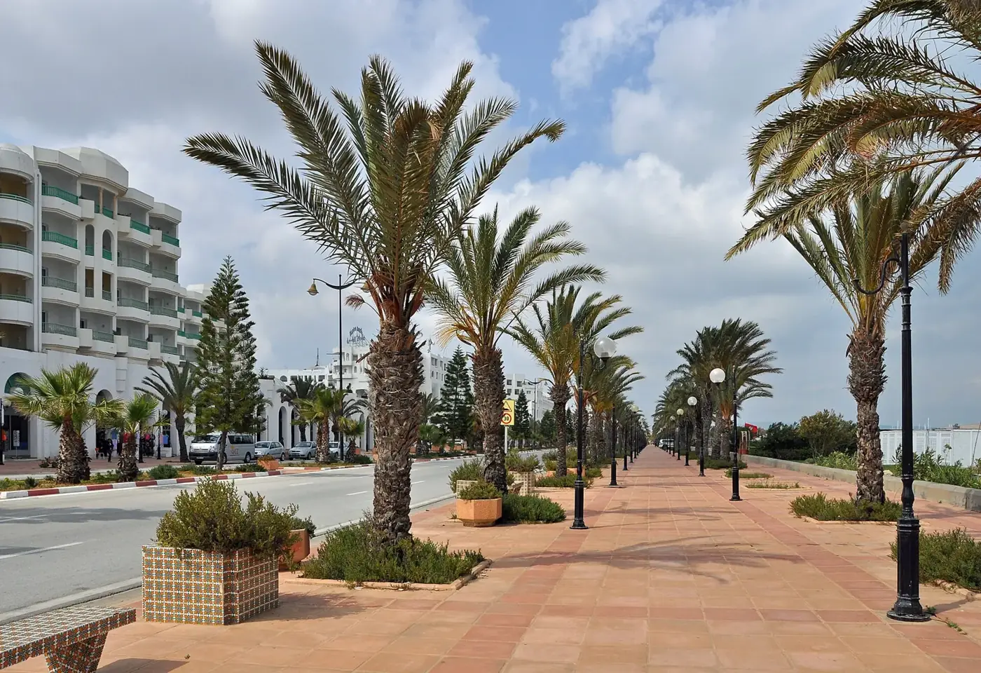 Alberghi e passeggiata sul mare a Yasmine Hammamet