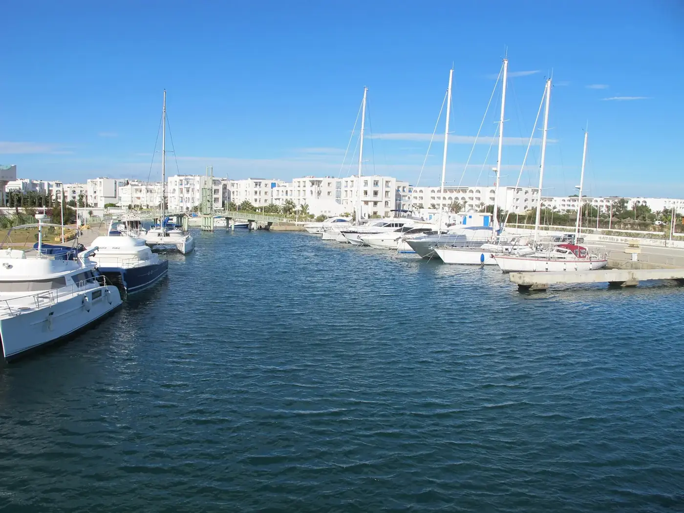 Barche ormeggiate nella marina di Yasmine Hammamet