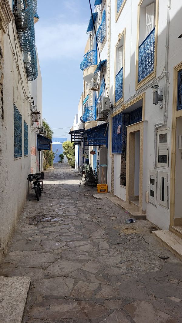 Un vicolo della medina di Hammamet aperto verso il mare