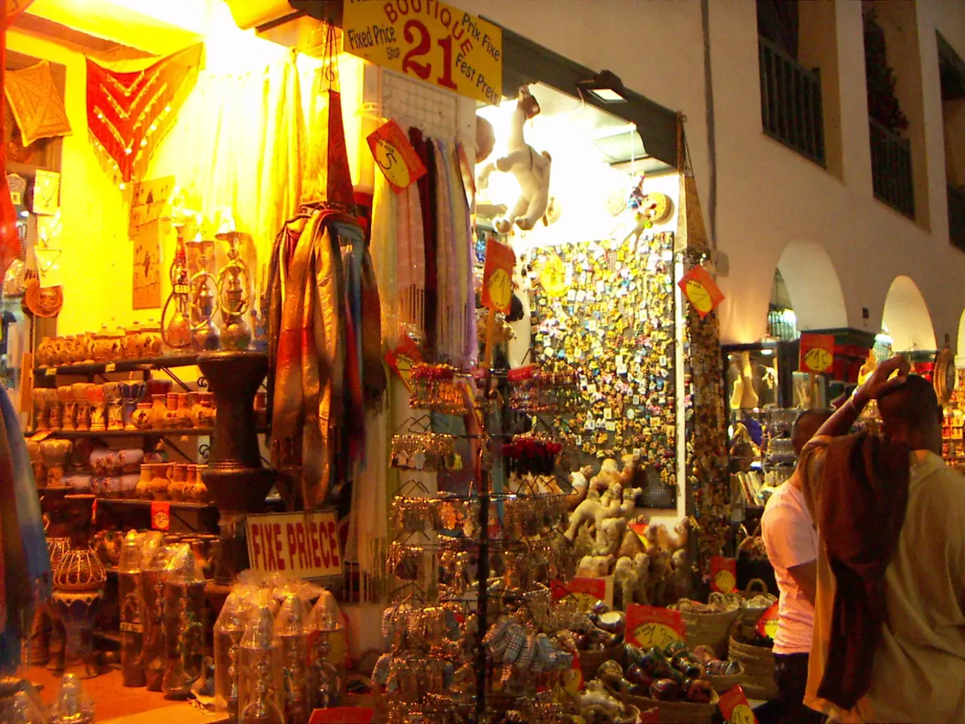 Bottega illuminata nella medina di Yasmine Hammamet